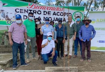 Enrique Martínez Alemán (extrema izq.), presidente de Cogamojana, se mostró entusiasmado con la construcción de este centro de acopio que beneficiará a más de 2000 productores en la región de La Mojana (Sucre). Foto: Cortesía centro de acopio lechero, La Mojana, tanque de enfriamiento, acopio leche, leche Colombia, ganadería La Mojana, comité de ganaderos de La Mojana, agencia de desarrollo rural, Cooperativa Lechera de La Mojana, ganado bovino, ganadería bovina, carne, leche, ganaderos, ganaderos colombia, ganado, vacas, vacas Colombia, bovinos, Ganadería, ganadería colombia, noticias ganaderas, noticias ganaderas colombia, CONtexto ganadero, contextoganadero