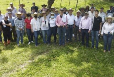 La implementación de las brigadas tecnológicas les permite a los ganaderos conocer más a fondo acerca de algunos temas. Foto: elquindiano.com Ganadería, ganadería colombia, noticias ganaderas, noticias ganaderas colombia, CONtexto ganadero, tecnigan del quindio, brigadas tecnologicas en el quindio, acompañamiento tecnico para ganaderos en el quindio, Sistemas silvopastoriles, Ganadería Sostenible, ganadería de cría