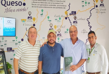 De izq a der: Yamil Rivera, presidente del Comité de Ganaderos del Caquetá; Samuel Morales, coordinador proyecto 'Bambuzonía' Colombia; Rafael Torrijos, gerente del Comité de Ganaderos del Caquetá; y Pablo Jácome Estrella, director regional para Latinoamérica y el Caribe de Inbar. Foto: Cortesía. Ganadería, ganadería colombia, noticias ganaderas, noticias ganaderas colombia, CONtexto ganadero, caquetá, Ganaderos del Caquetá, ganadería caquetá, ganadería sostenible caquetá, bambú caqueta, bambuzonía, inbar, inbar caqueta, inbar colombia, proyectos inbar colombia, bambuzonia colombia