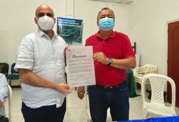El reconocimiento fue entregado por Yamil Rivera (der.), presidente de la junta directiva del Comité Departamental de Ganaderos del Caquetá. Foto: @pachomejias. Ganadería, ganadería colombia, noticias ganaderas, noticias ganaderas colombia, CONtexto ganadero, banco agrario, banco agrario colombia, presidente del banco agrario, francisco mejia banco agrario, comité de ganaderos del caquetá,