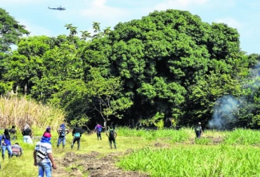 En lo que han llamado ‘la liberación de la madre tierra’, comunidades indígenas del Norte del Cauca han intentado invadir mediante intimidaciones y daños varias de las fincas y haciendas que reclaman como propiedad ancestral. Foto: El País de Cali. Ganadería, ganadería colombia, noticias ganaderas, noticias ganaderas colombia, CONtexto ganadero, Cauca, inseguridad cauca, Abigeato, abigeato cauca, Robo de ganado, robo de ganado en Colombia, robo de ganado en cauca, invasiones en cauca