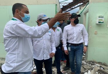 El ministro de Agricultura, Rodolfo Zea, y Juan Fernando Roa, gerente general (E.) del ICA, visitaron la oficina de Saravena destruida en el atentado de hace dos semanas. Foto: @ICACOLOMBIA. Ganadería, ganadería colombia, noticias ganaderas, noticias ganaderas colombia, CONtexto ganadero, farc, farc arauca, disidencias farc, eln, amenaza eln ica, ica colombia