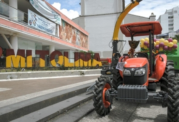 Tractores, remolques forrajeros, cosechadoras, renovadores de pradera, embaladoras de punta, rotocultivadores, silopress y remolques quinta rueda, fueron entregados. Foto: Gobernación del Tolima. maquinaria agrícola tolima