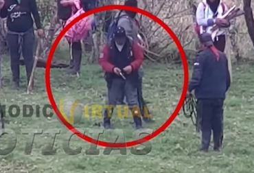 Uno de los videos que circula en redes sociales y que sería la prueba reina, deja ver en medio de ‘los comuneros’ que adelantan el denominado proceso de "liberación de la madre tierra" a un hombre que porta en sus manos un arma de fuego. Foto: Captura vídeo periodicovirtual.com Indígena armado en Sotará, Cauca