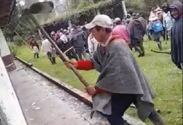 Un grupo de indígenas llegó hasta una finca ganadera en el municipio de El Cumbal y desalojaron a las personas que se encontraban en el lugar, procedieron a destruir parte de las edificaciones que servían de cobijo a los trabajadores . Foto: Cortesia Indígena destruyendo instalaciones