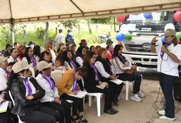 Mujeres de la Cooperativa de Lecheros de Fúquene recibieron un chasis para montar un tanque lechero y otros equipos para acopio y transporte de leche. Foto: Cortesía mujeres de la Cooperativa de Lecheros de Fúquene Cundinamarca