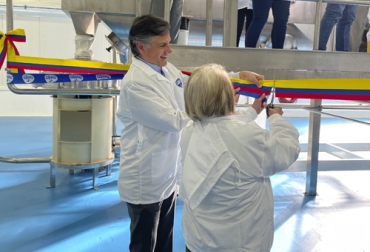 Ernesto Fajardo, presidente de Alpina, inauguró la planta pulverizadora en compañía de la ministra de Agricultura, Cecilia López. Foto: Cortesía inauguración de la pulverizadora de Alpina