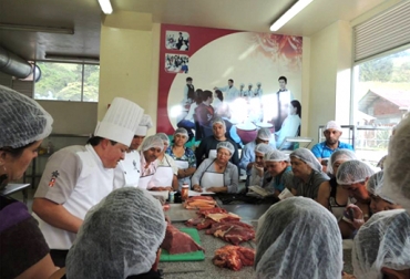 Un chef del Sena les enseña a los asistentes diferentes prácticas cárnicas. Foto: Carolina Gutiérrez Toro. Carolina Gutiérrez Toro