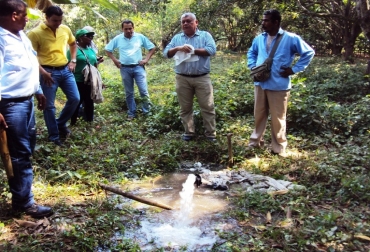 Finqueros atienden solicitud del alcalde Luis Alberto Tete, racionando el servicio de agua en sus parcelas. Foto: Alcaldía de Ciénaga. Racionamiento de agua en Magdalena.jpg