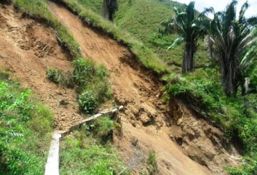 El derrumbe se presentó en el sector conocido como La Luisa, donde cruza parte de la línea de conducción del acueducto del municipio. Foto: Alcaldía de Rovira. Agua Rovira Tolima