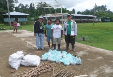 Se entregaron semillas para sembrar hortalizas, frutas, cereales, plátano y yuca con el propósito de fortalecer el renglón agropecuario afectado por la ola invernal de 2012. Semillas para familias damnificadas por invierno en Amazonas.jpg