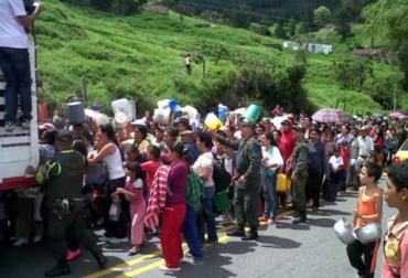 Más de 29 mil litros de leche se han regalado, debido a la crisis láctea que afronta el país. Fotos: Mariano Restrepo. Crisis láctea en Antioquia