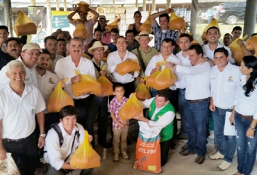 Insumos para el repoblamiento bovino, fertilizantes, tanques y pajillas fueron los elementos entregados por el departamento a productores de la región. Foto: Gobernación de Santander. Repoblamiento bovino Santander