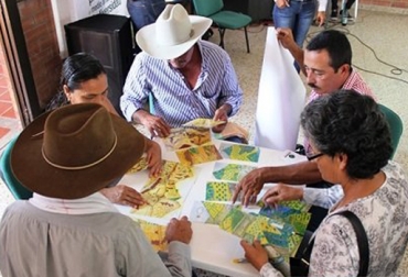 A través de juegos didácticos los ganaderos entendieron la necesidad de implementar esta clase de pasturas. Foto: Corporinoquía. Semillas