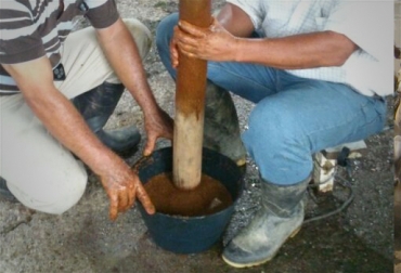 Los productores aprenderán cómo hacer heno, silo y bloques multinutricionales. Foto: CONtexto Ganadero. Bloques multinutricionales