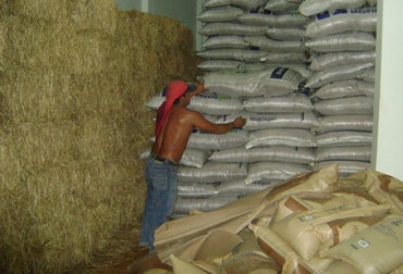 Similar a la bodega de Putumayo, en Girardot el ganadero encontrará suplementos alimenticios. Foto: Fedegán Similar a la bodega de Putumayo, acá el ganadero encontrará suplementos alimenticios como melaza, heno y Mezclagán.