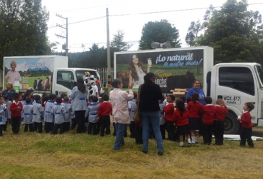 Los artistas invitados a fomentar el consumo de leche son 'El Pibe' Valderrama y Taliana Vargas. Foto: CONtexto Ganadero. consumo de leche