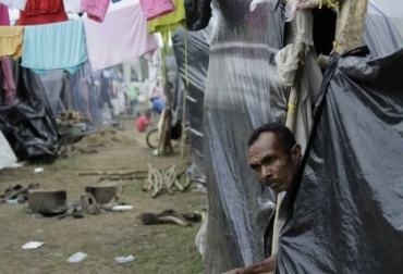 Las condiciones de los damnificados de la ola invernal son infrahumanas Los damnificados viven en cambuches hechos con plástico, cartón y fique.