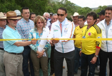 La obra vial mejorará el desplazamiento de vehículos que llevan productos alimenticios. Foto: Gobernación. Cundinamarca se conecta a la Ruta del sol.