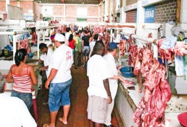 El operativo para el decomiso de la carne es una de las estrategias para combatir el abigeato y el sacrificio ilegal de ganado. Foto: Nuevo Mercado. Decomisada carne en Sincelejo.