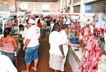 En Pivijay, se vende carne que no tiene control sanitario. Foto: Nuevo Mercado. Sacrificio de reses en Colombia.