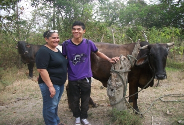Moisés Vega Hernández y su madre en el momento que recibieron la vaca por parte de Fundagán. Foto: CONtexto Ganadero. Vaca por la paz