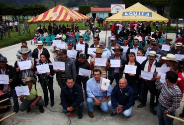 El 15 de diciembre se entregaron certificaciones para 40 pequeños productores que han sido declarados libres de brucelosis bovina en Tolima. Foto: Comité Ganaderos Tolima El 15 de diciembre se llevó a cabo la entrega de certificaciones para 40 pequeños productores que han sido declarados libres de brucelosis bovina en Tolima