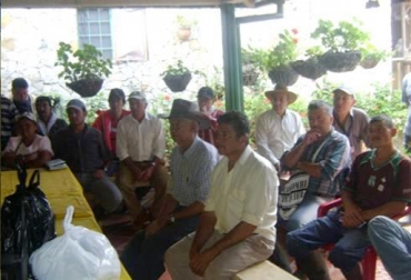 Los asistentes tuvieron la oportunidad de conocer el trabajo en genética y praderas adelantado por Édgar Arévalo, ganadero de la finca Los Cedros. Foto: Alcaldía de Chinácota. Gira ganadera