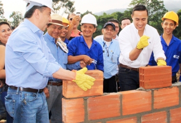 Ángel de Jesús Becerra, alcalde de Piedecuesta (i) y Richard Aguilar, gobernador de Santander (d), pusieron los primeros ladrillos de la obra. Foto: Gobernación de Santanader. Coliseo de ferias en Piedecuesta