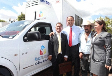 El gobernador Álvaro Cruz hace entrega de la maquinaria adquirida para Cundinamarca. Foto: Gobernación de Cundinamarca. Maquinaria para Cundinamarca.