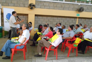 Conocer el suelo es vital para establecer praderas y mejorar la producción pecuaria. Foto: Diego Eduardo Ríos. Conferencia Bucaramanga, forrajes.