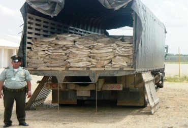 Gracias a un operativo ejecutado por la Dian y Policía Nacional se logró el decomiso de los productos de contrabando. Foto: Policía Nacional. Contrabando en la Guajira