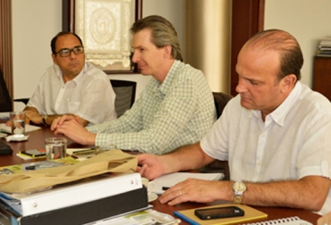 Juan Lucas Restrepo (c), director de Corpoica, y José Antonio Segebre, gobernador del Atlántico, durante la reunión. Foto: Oficina de prensa. Proyecto silvopastoril en Atlántico