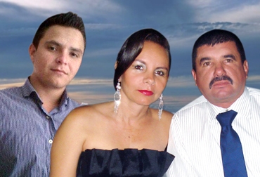 De izquierda a derecha: Jhon Obando Flórez, Luz Stella Flórez y Luis Eliécer Obando fueron masacrados en la vereda La Raya, cuando se dirigían hacia Bogotá. Foto: Archivo Martín Uribe. Jhon Obando Flórez, Luz Stella Flórez y Luis Eliécer Obando.jpg