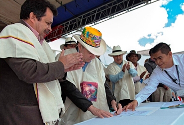 De izquierda a derecha: Raúl Delgado Guerrero, gobernador de Nariño, Juan Manuel Santos, presidente de la República y Mauricio Santamaría, director de nacional de Planeación. Foto: Gobernación de Nariño. Se realizará en el eje de la productividad asociado con sostenibilidad ambiental