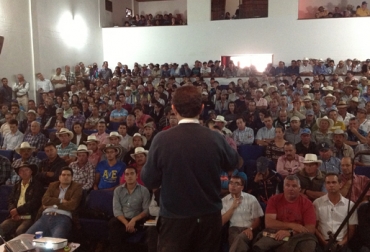 Según el presidente de Fedegán, José Félix Lafaurie, más de US$115 millones en productos lácteos fueron importados desde que entró en vigencia el TLC con EE. UU. Foto: Orlando Jaimes Foro lácteo Antioquia.