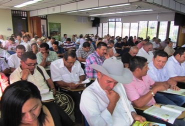 El Foro Lácteo lleva a los ganaderos respuestas antes sus preocupaciones por la entrada en vigencia de los TLC. Foto: Luis Alejandro Obregón. Foro lácteo Caquetá.