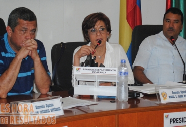 De izq a der: William Cárdenas Gutiérrez, diputado de Arauca; Teresita Beltrán Ospina, gerente general del ICA y Facundo Castillo Cisneros, gobernador de Arauca. Foto: Gobernación de Arauca. Reunión ganaderos ICA