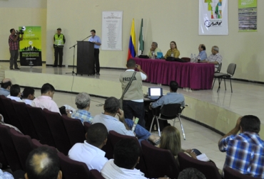 La sala Consuelo Araújo Noguera alberga a todos los ganaderos presentes en el Foro. Foto: CONtexto Ganadero. Ganaderos en Foro lácteo Valledupar.jpg
