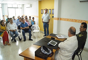 Comunicación permanente, sensibilización, convocatorias y gestión deben manejar los alcaldes para entregar información a la Policía. Foto: Gobernación Valle del Cauca Comunicación permanente, sensibilización, convocatorias y gestión deben manejar los alcaldes para entregar información a la Policía.