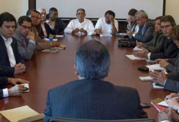 El gobernador de Córdoba, Alejandro Lyons Muskus, en reunión con voceros de los gremios agrícolas. Foto: Oficina de prensa. Alejandro Lyons Muskus.