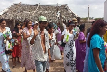 Un total de 5 toneladas de leche en polvo, 5 de arroz y 3 de carne fueron entregadas en La Guajira. Foto: Fundagán. Entrega donación Fedegán Fundagán