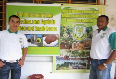 Luis Rondón, estudiante de noveno grado y el docente David Hernández, expositores del proyecto. Foto: Corpoguajira. Luis Rondón, estudiante de noveno grado y el docente David Hernández, expositores del proyecto. Foto: Corpoguajira.