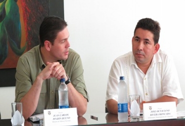 Juan Carlos Pinzón, ministro de Defensa y Octaviano Rivera, gobernador del Guaviare. Foto: Gobernación del Guaviare Juan Carlos Pinzón, ministro de Defensa y Octaviano Rivera, gobernador del Guaviare