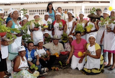 Más de 2.500 familias en Barranquilla están siendo beneficiadas con el programa Resa. Foto: Gobernación del Atlántico. Despensas de frutas en Barranquilla