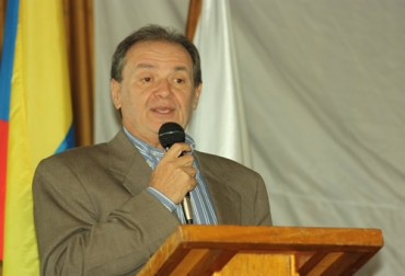 La certificación fue entregada por Ricardo Jiménez al gobernador del Putumayo, Jimmy Díaz. Foto: Gobernación de Putumayo. Ricardo Jiménez, asesor del ICA.jpg