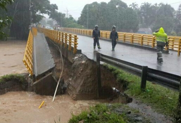 Media banca del puente que cruza al caño La Cal colapsó tras la intensidad de las lluvias. Foto: Pablo Velásquez / Fedegán. Invierno Meta