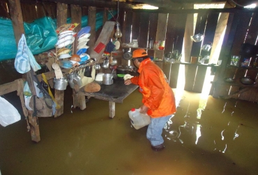En Putumayo, la Defensa Civil ayuda a que más de 7 mil familias damnificadas puedan reubicarse y salvar algunos enseres. Foto: Defensa Civil de Colombia. Invierno afecta a varias regiones del país