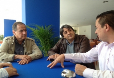 El ministro de Agricultura, Juan Camilo Restrepo, (izq.) habló con Manuel Mora (cen.) sobre contrabando con los habitantes de Pamplona. Foto: Prensa Senado. Juan Camilo Restrepo, Ministro de Agricultura.
