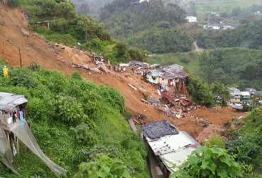 3 personas desaparecidas, 15 viviendas destruidas y 21 familias evacuadas fue el saldo del deslizamiento en La Avanzada. Foto: tomada de @NoticiasRCN. Derrumbe en Manizales